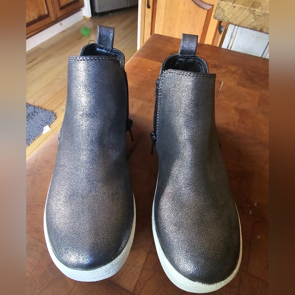 Mia Boots, girls toddler size 12, balck/silvee. Never worn.